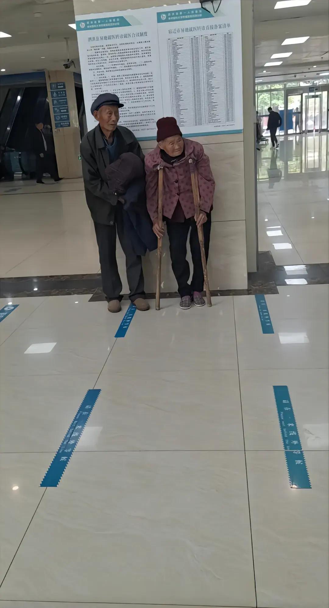 我们爱护下一代，也要照顾好上一代。珍惜老人在身边的日子