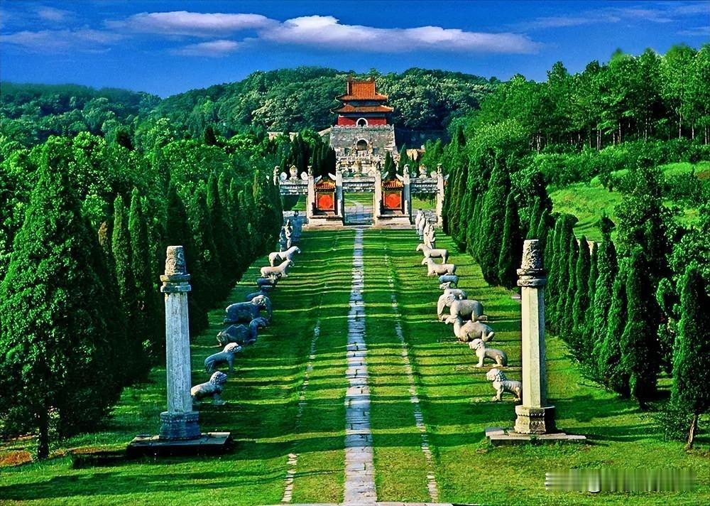 五一挤热门景区真的不值得。我朋友五一去了个5A级景区，出发前做了好多攻略，期待满