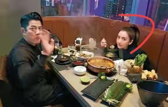 看到这张照片，终于知道天王郭富城为什么会娶她当老婆了，真的是上得厅堂，下得厨房。