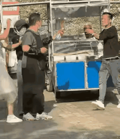 太炸裂了！为争1平米摊位，男子当面泼辣椒油，女子当众脱内裤套头，这对夫妻也太狠了