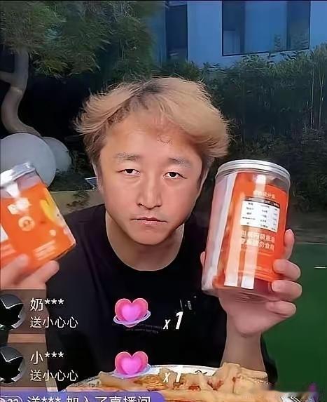 邹市明是真的不喜欢直播带货，在镜头前不是两眼放空，就是神情呆滞，状态差极了。这种