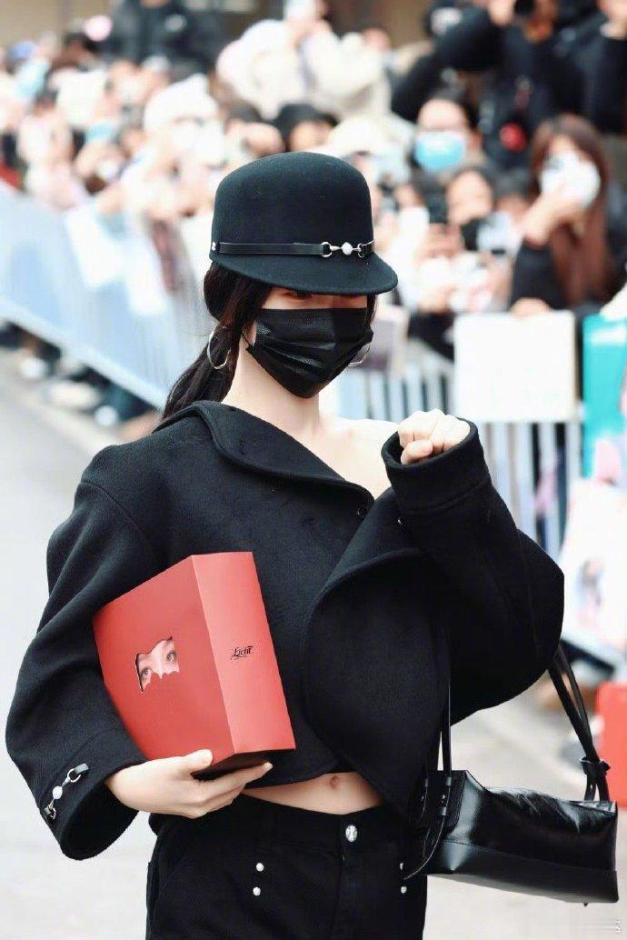 虞书欣拿专辑上班虞书欣拿着自己的专辑上班虞书欣拿着自己的专辑上班 