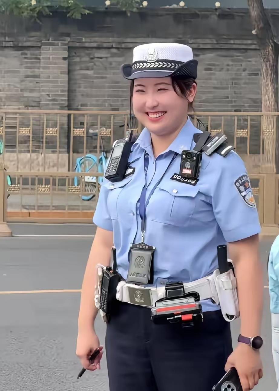 这两天被刷屏的北京微笑女交警，查了一下她叫苌天天（cháng tiān tiān