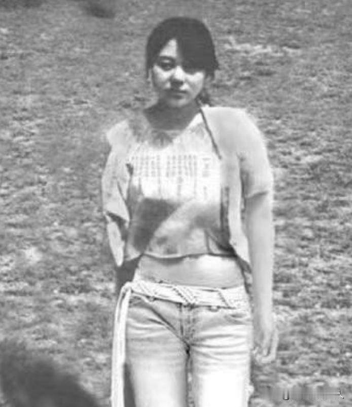 1993年，23岁年轻貌美的任雪，因杀人罪被执行枪决，行刑前，她突然张了张嘴，提