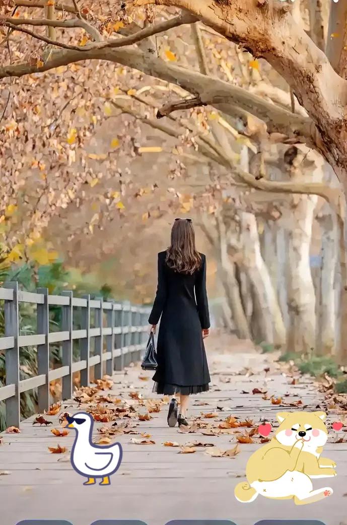 傍晚的小路上，落叶铺满了地面，像是给大地铺上了一层金色的地毯。一位穿着黑色风衣的