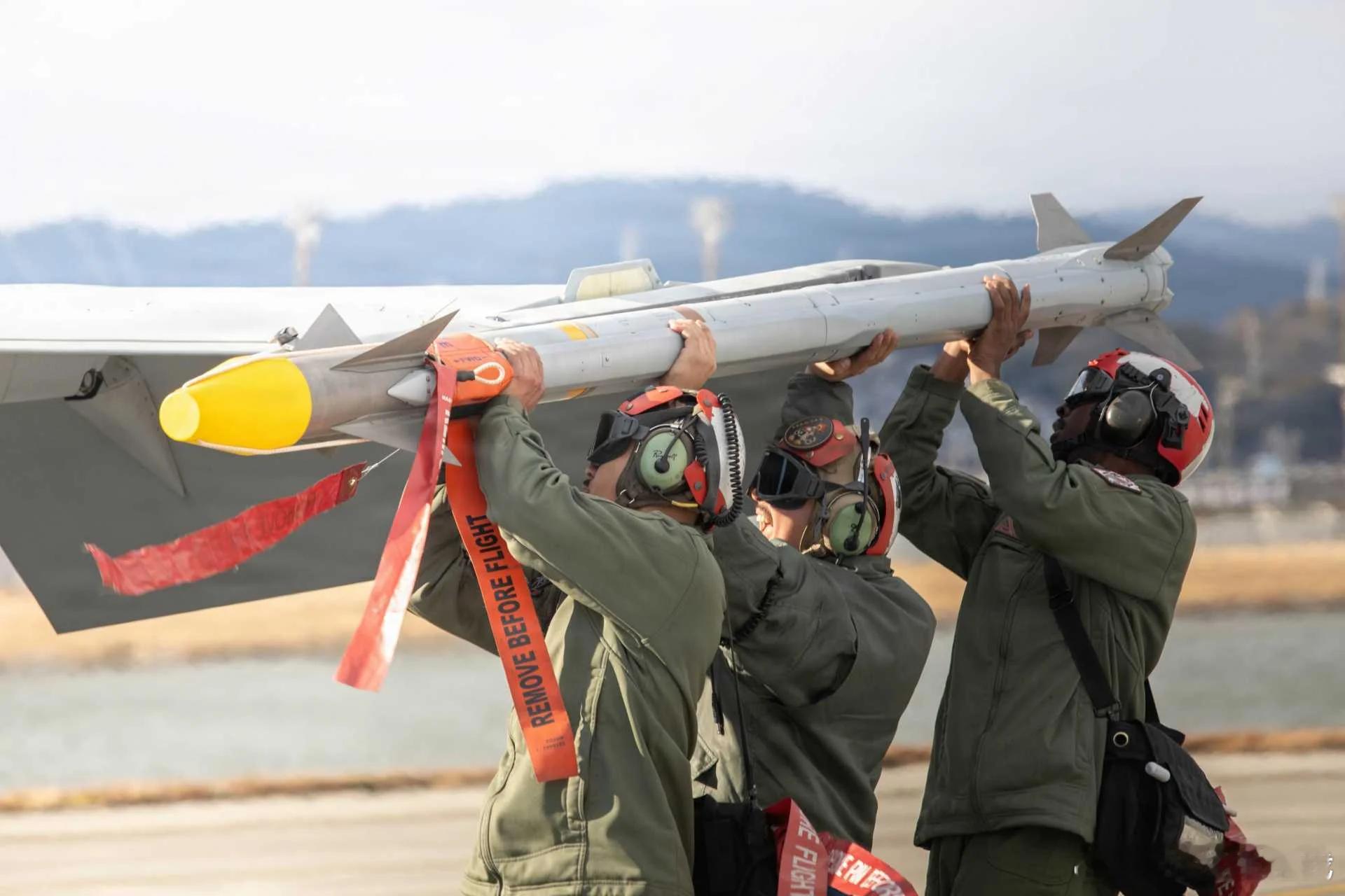 响尾蛇添新牙，韩国再获美王牌导弹，F-15K战力迎大升级2026年8月22-24
