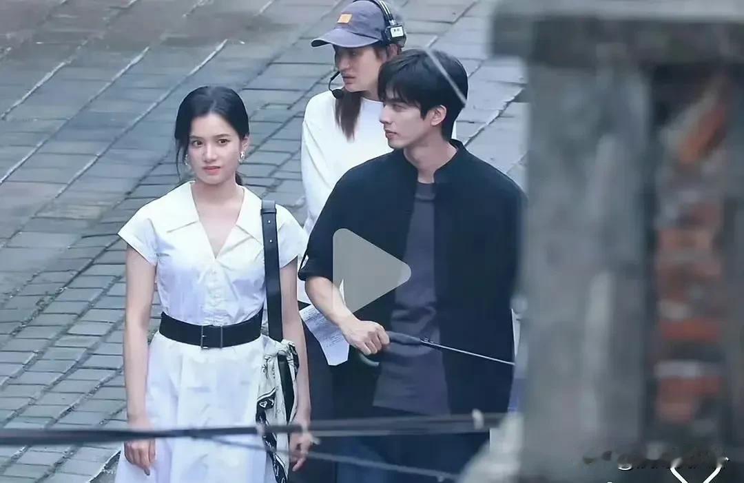 内娱现偶剧真的很缺有审美的服化造型团队，张婧仪这脚这鞋子怎么回事？？昨天追了刚更