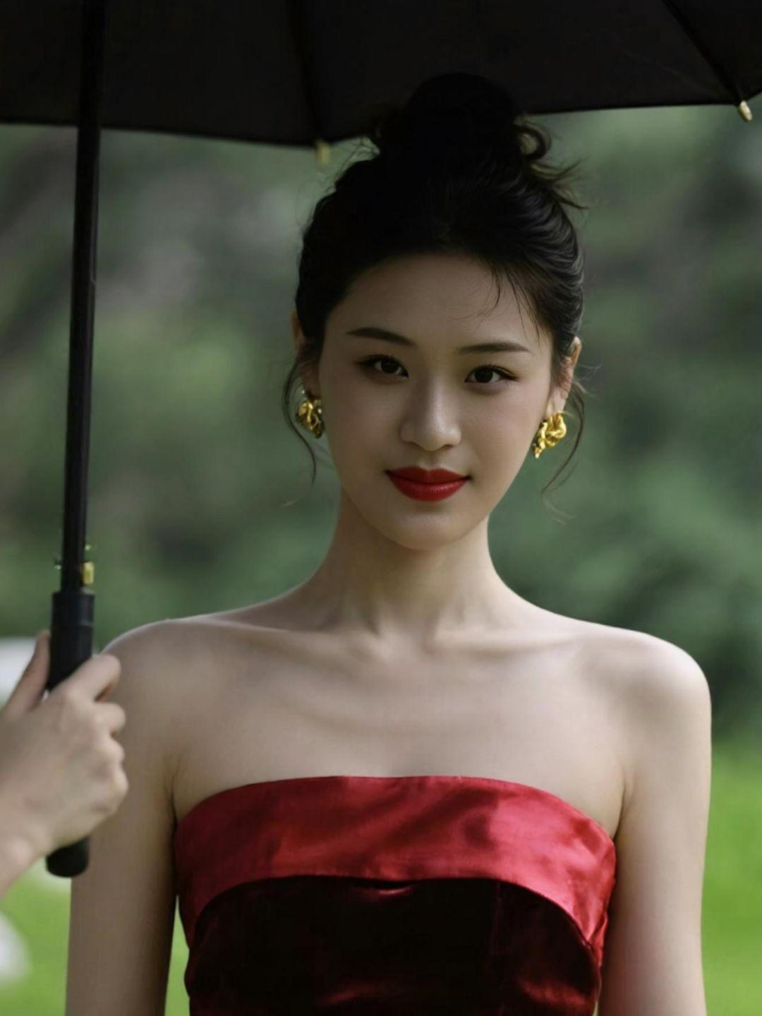 在这片绿意盎然的背景中，一抹鲜艳的红色格外引人注目。优雅的仪态与自然的和谐完美融