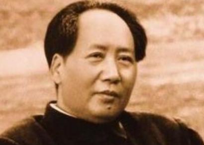 1949年毛主席在机场欢迎人群中偶然看见一妇女，激动万分，甚至不惜冲进人群握手问