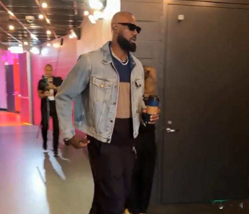 詹姆斯新秀数据在历史上能跻身前十吗？
詹姆斯新秀数据：20.9分 + 5.5篮板