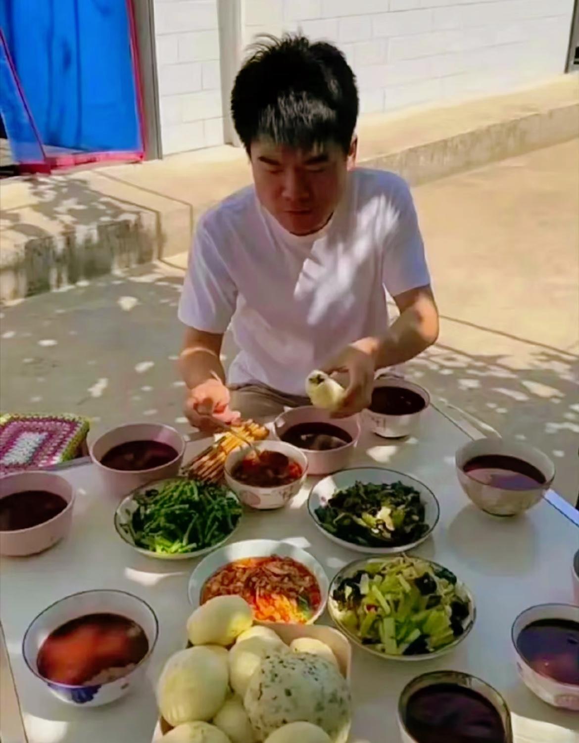 别光眼红董宇辉32岁身家过亿了，咱先看看他有个多给力的老爸！

董宇辉刚直播那会