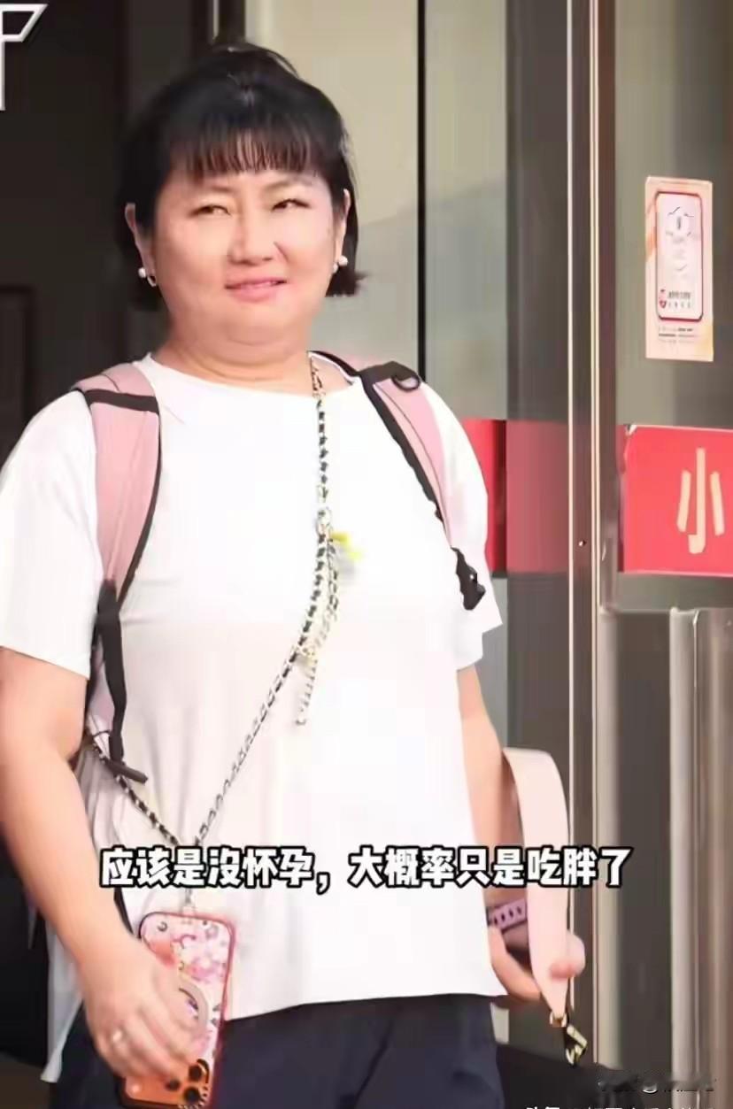 任家萱剪短发认不出了
没结婚生下一个儿子的任家萱，和男友去接儿子放学被认出，直接