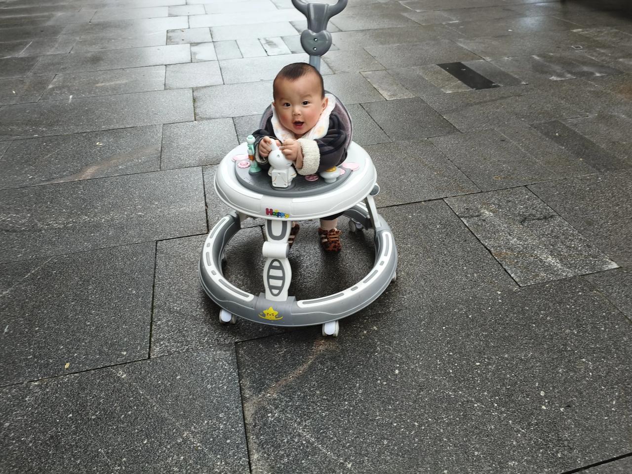 老师不是服务员
     师者，传道授业解难也
     最近“家长向老师索要试