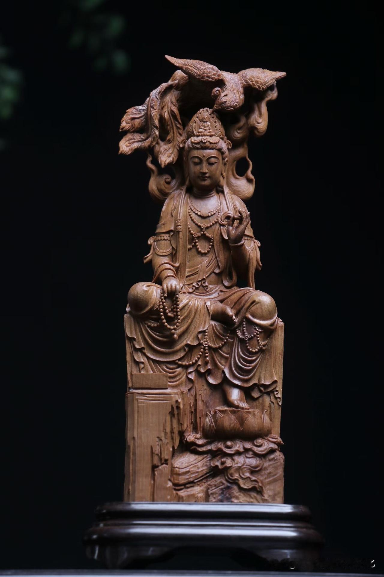 真正好的老山檀造像，其实不用太“满”。

它只要静静放在那里，气息就已经够了。