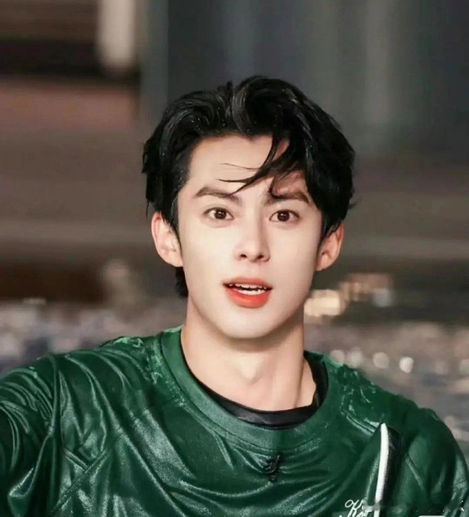 王鹤棣的颜值绝对是有的，但是感觉他的五官不太适合古装，要古装的话比较挑妆造 ​​