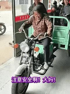 这种情况下，不知道是大妈赔车行，还是车行赔大妈，有些人说大妈厉害，其实吧也不是大