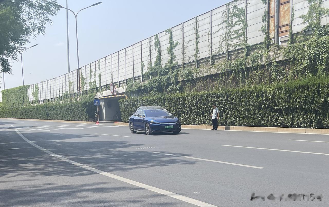 两台比亚迪在四环辅路发生剐蹭，一台是汉EV，一台是元Pro，两位车主第一时间做法