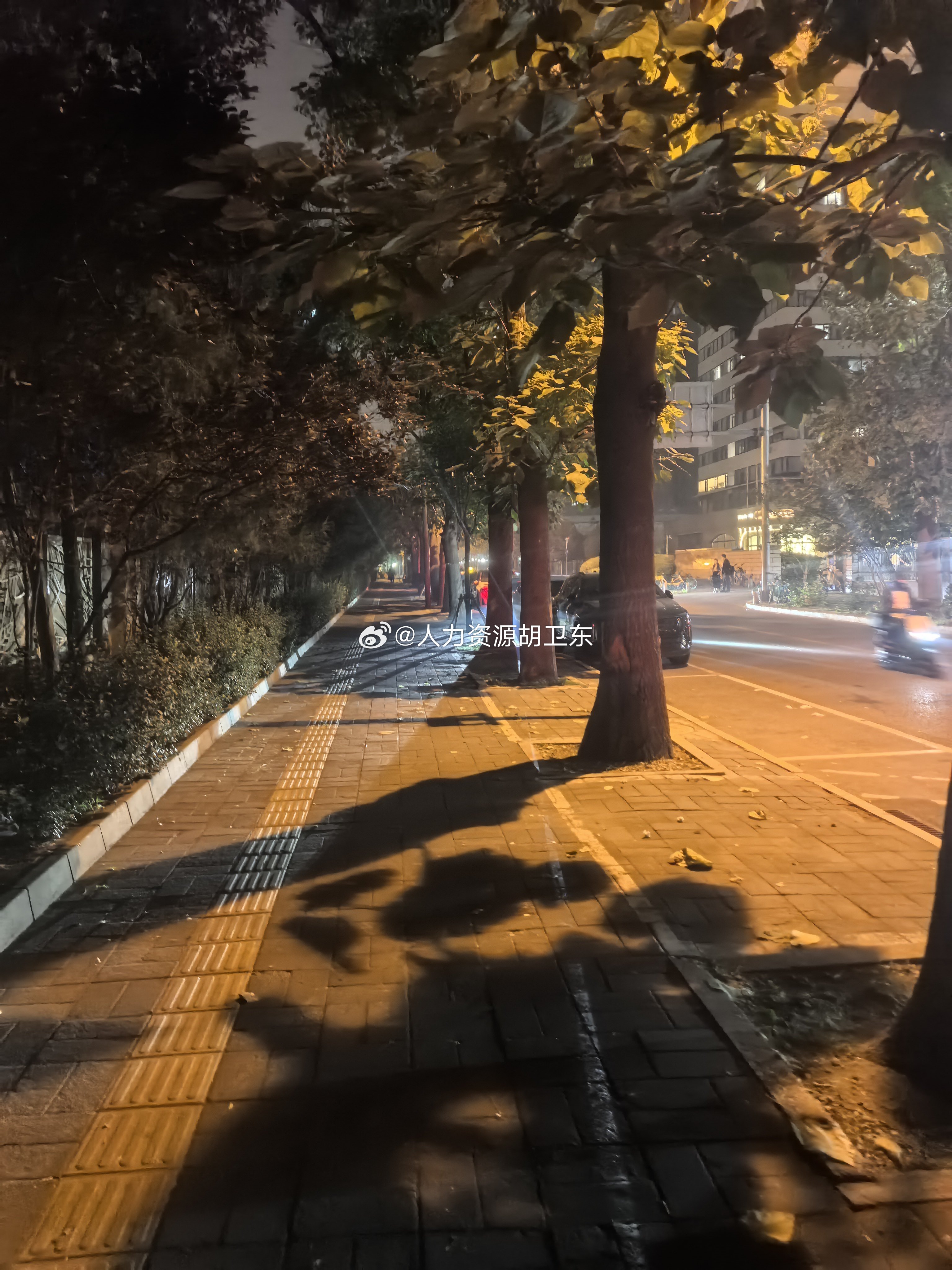 北京的夜晚有点喝醉的感觉 ​​​