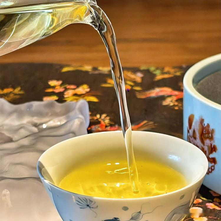 《三器真筵·七律体》
玉盘素器静如筵，茶静烟清意愈绵。
盖碗含光凝素月，公道分韵