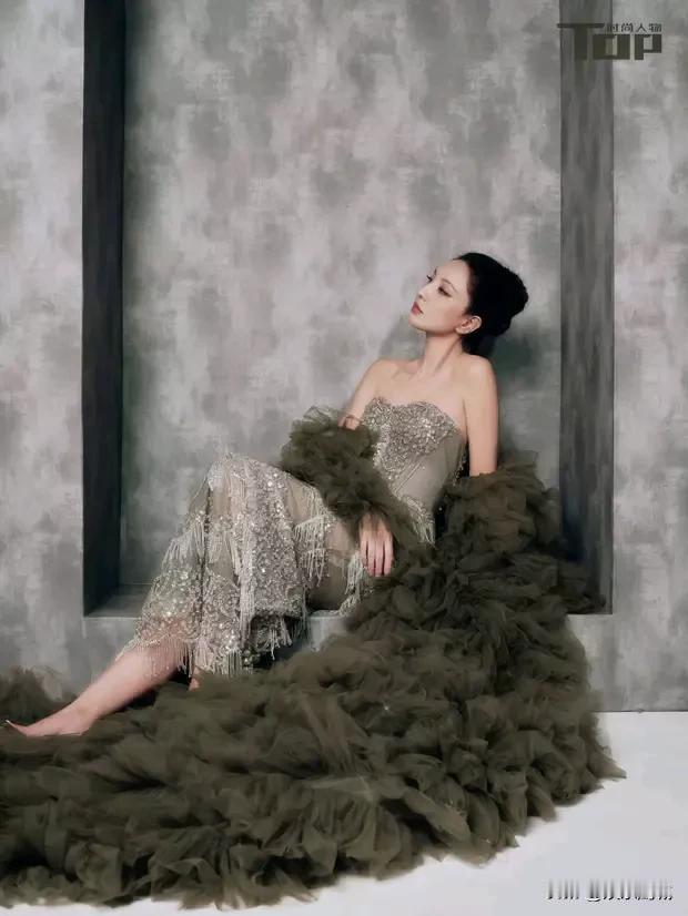 优雅黑裙遇上华丽羽毛裙，时尚与奢华的完美碰撞！👗💃


12月10日，郑希怡