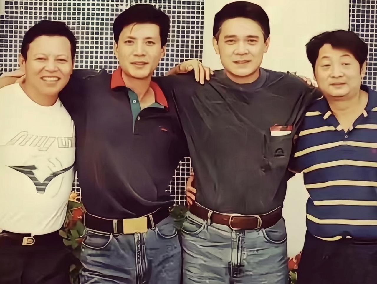 4星同框：我只认出了曲眉小眼的方子哥，疏眉朗目的申军谊，高大挺拔的刘之冰，左一那
