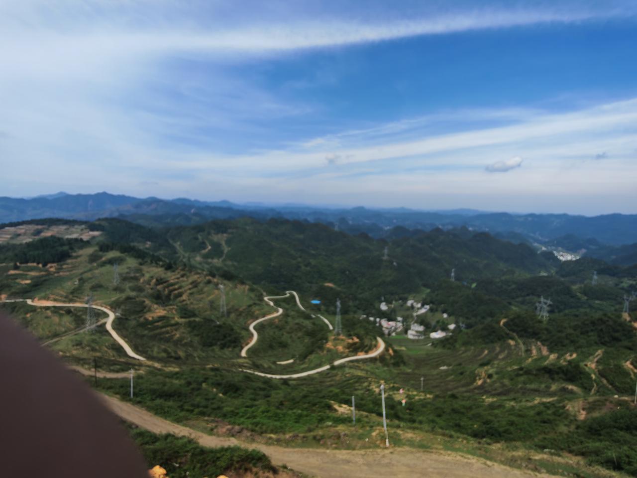 云南昭通那边的汉族、彝族、苗族原本是三兄弟人。三兄弟长大分家后，称汉大哥、彝二哥