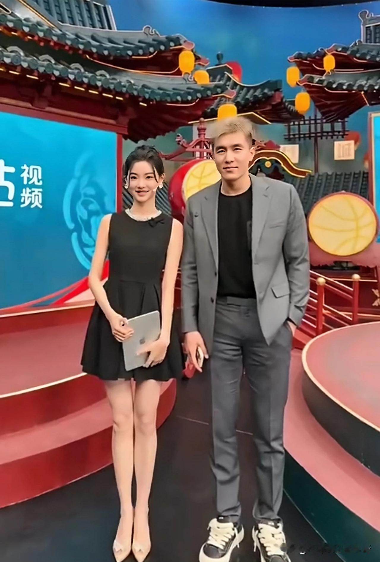 美女主播金佳悦晒出和郭艾伦的合照，她配文写到：“总决赛历史上最精彩的比赛之一！”
