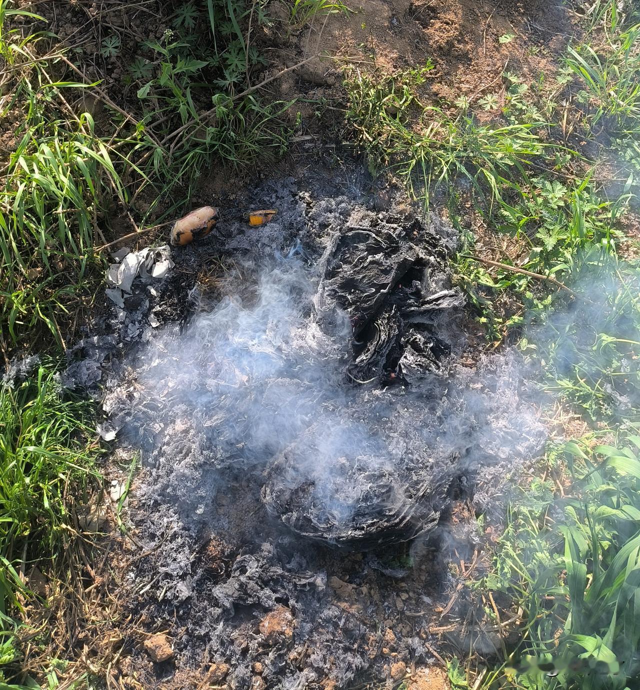 为什么有些地方女人出嫁了就不能回娘家上坟？却可以和老公一起去婆家上坟。明明娘家才