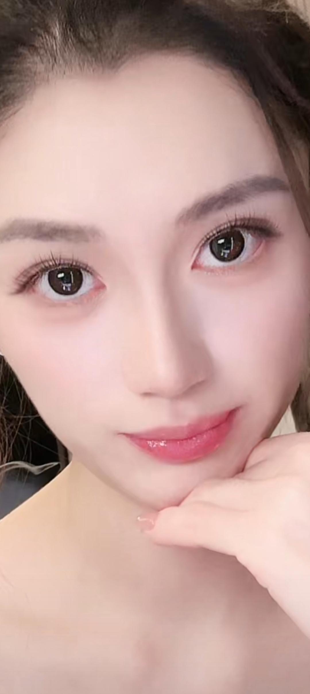 这姑娘的眼睛好大好亮啊！