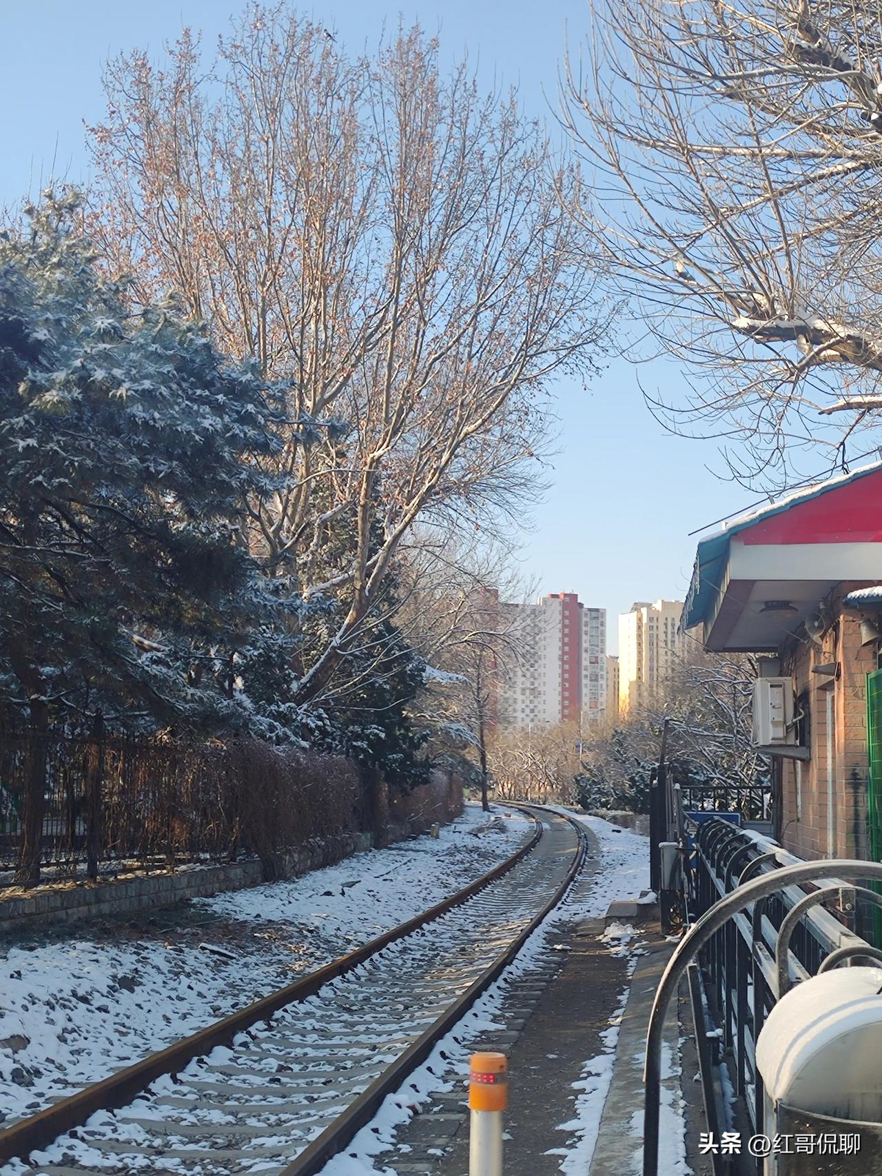 越调·天净沙·秋思
元·马致远
枯藤老树昏鸦，小桥流水人家，古道西风瘦马。夕阳西