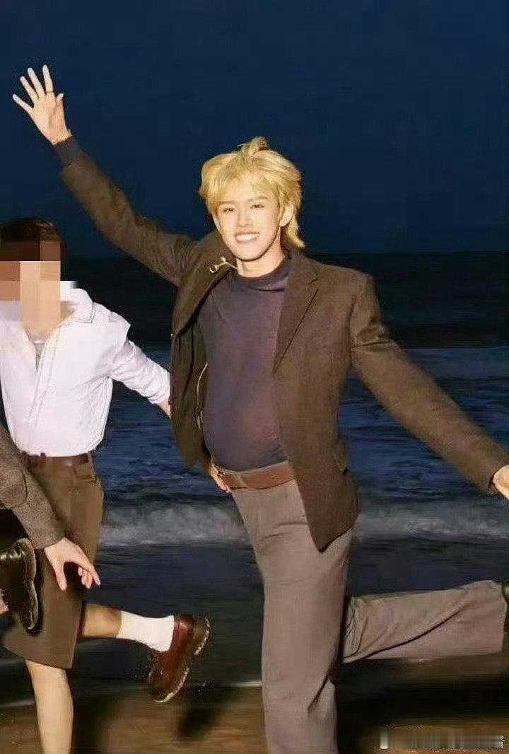 橹穆 张极能不能别和大屁男一起上热搜好恶熏啊 