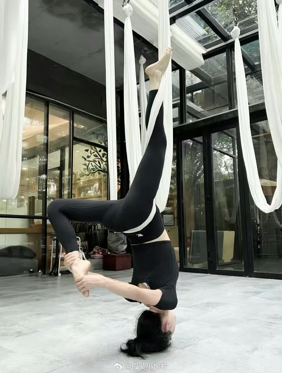 谢娜晒倒立照谢娜展示的是借助吊床完成的空中瑜伽倒立动作，她强调该动作能“抵抗地心