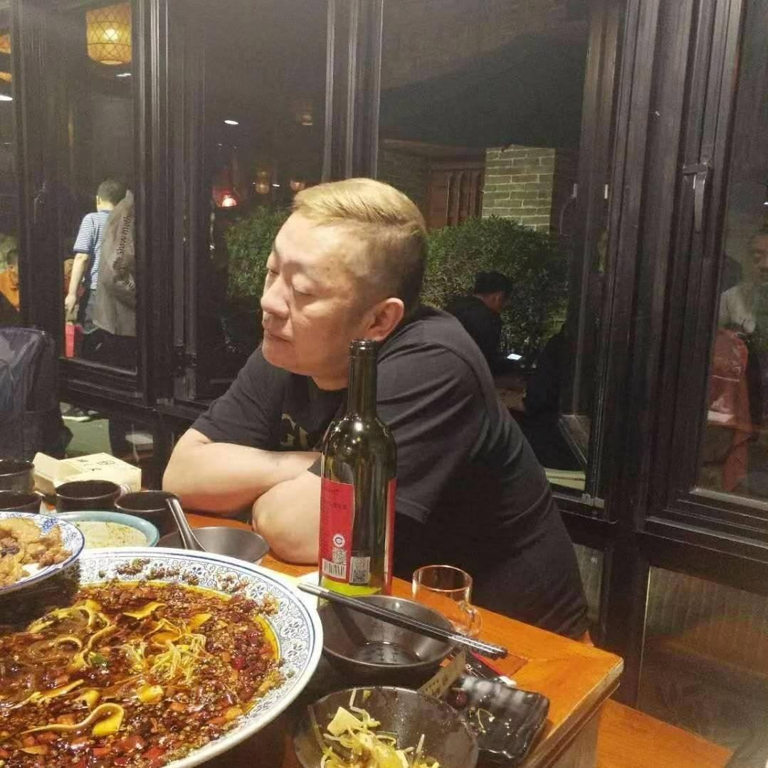 别人习惯了“中年就该黑发”的固有印象，会多说几句，我无所谓…
年岁从不是束缚，发