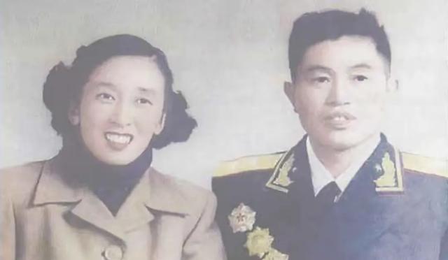 1940年，皮定均看上了女干部张烽，就让县长去说媒，张烽听说了县长的来意后，拒绝
