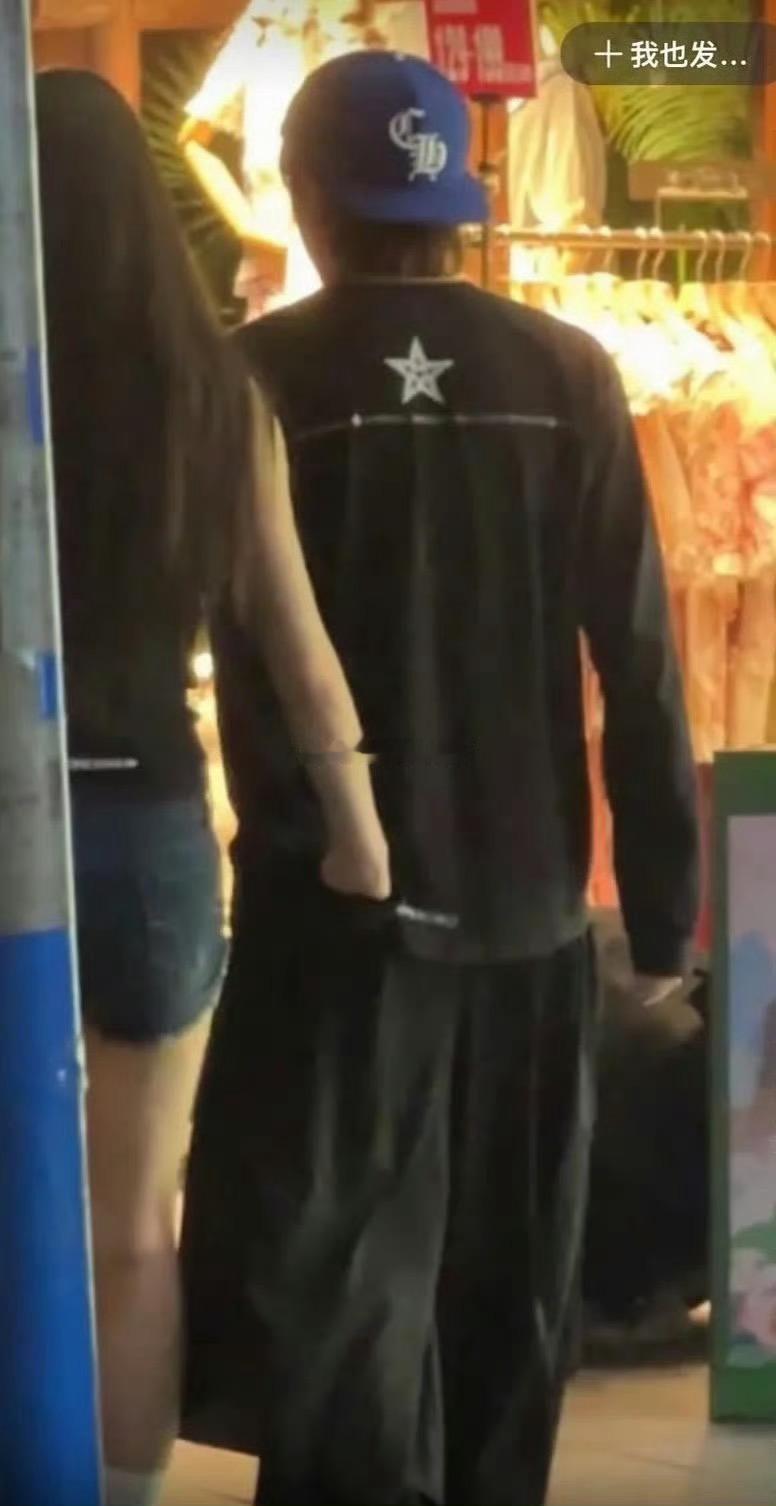“泡泡和牌牌琦”才是真爱吧逛街都要把手揣牌牌琦裤兜里！