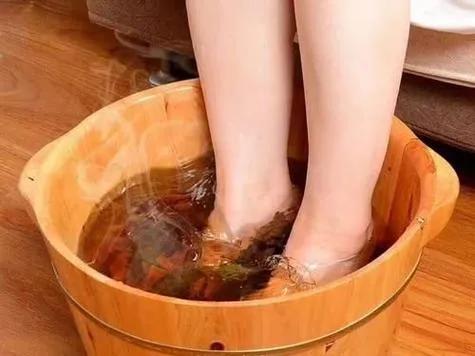 #秋分养生小贴士# 秋分过后，昼夜温差变大，早晚天气渐凉。晚上睡前泡泡脚，缓解皮