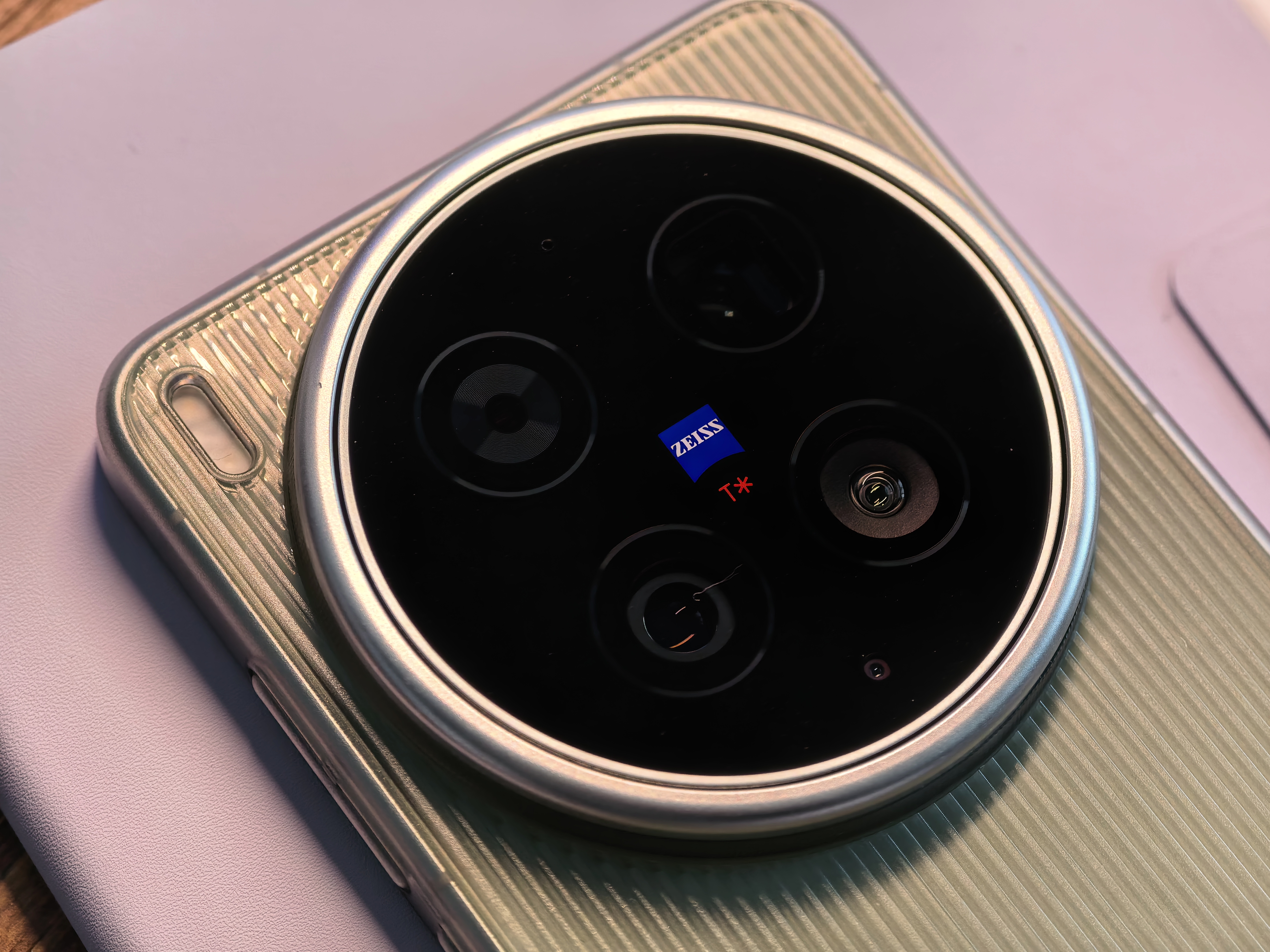 我现在vivo X300 Ultra用的还是趣装备的茶色半透壳，手感好防滑，而且