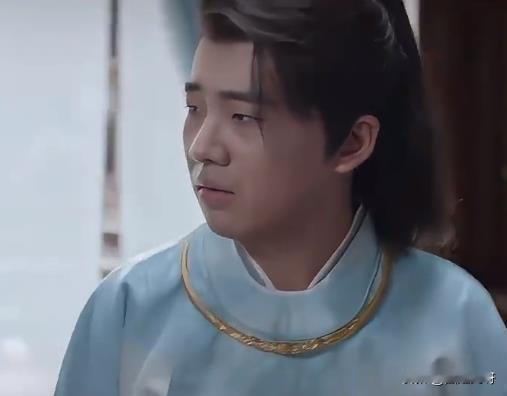 不是，就没人发现么？《庆余年2》里的范思哲，看着比第一季财大气粗了不少，特别是脖