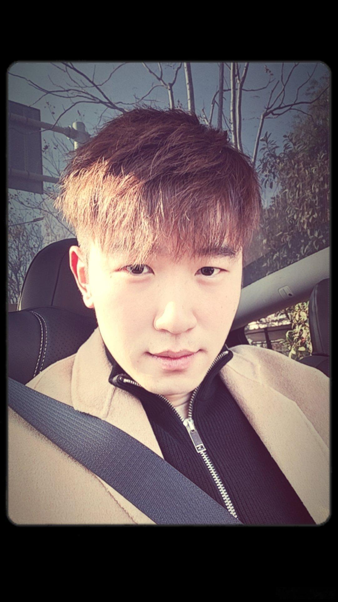 dy里的特效相机用起来没轻没重的 哥年纪大了 用不了原相机直出 今天天气好 评论