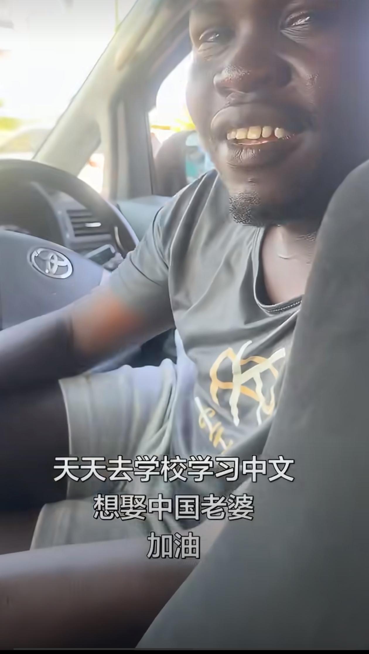 这是在乌干达的中国网友分享的视频，她碰到个非洲小伙中文讲得挺好，还推荐非洲小伙来