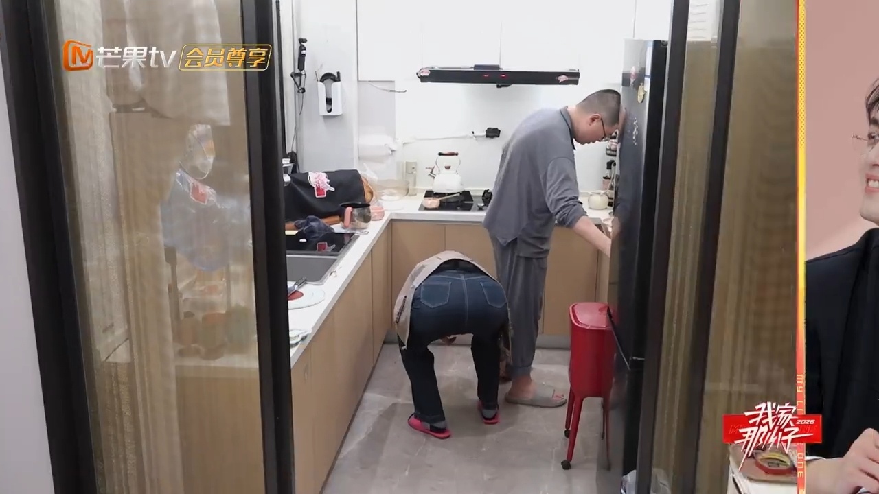 吕严平时看着超会做饭，结果当着妈妈面做黄焖鸡，紧张到不知所措，颠锅都控制不好力度