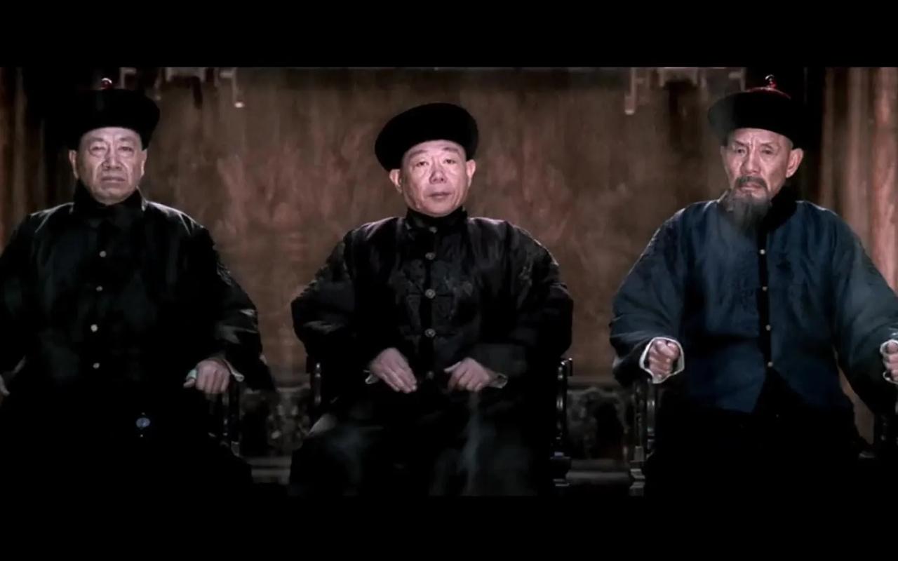 《投名状》里有点我不太理解，三位大人按坐次来排的话，狄大人居中间，身份是最尊贵的