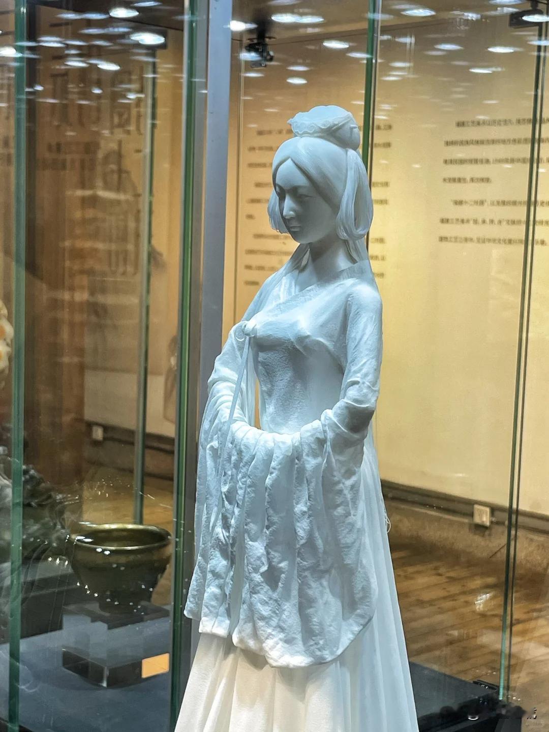 这种玉漱公主瓷器人，作者本人到底做了多少尊啊，怎么看到都有好几个地方有了。
而且