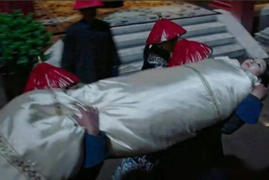 千万别被宫斗剧误导了！影视后宫奢华万千美人簇拥，真实清宫截然不同。

侍寝要脱光
