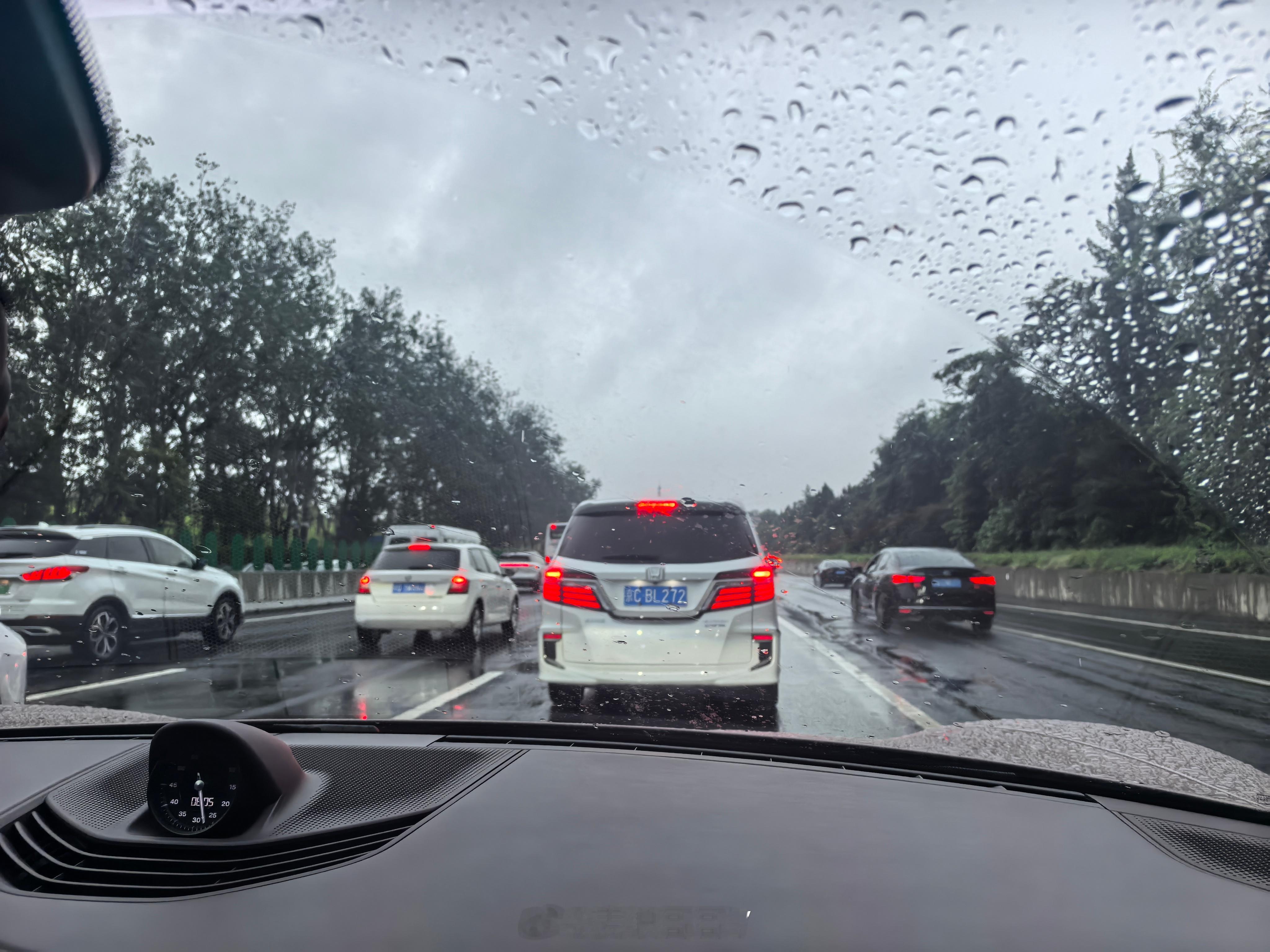 周五晚高峰开始堵了，加上这雨不停的下，大家注意安全，这次天气预报终于准了北京现巨