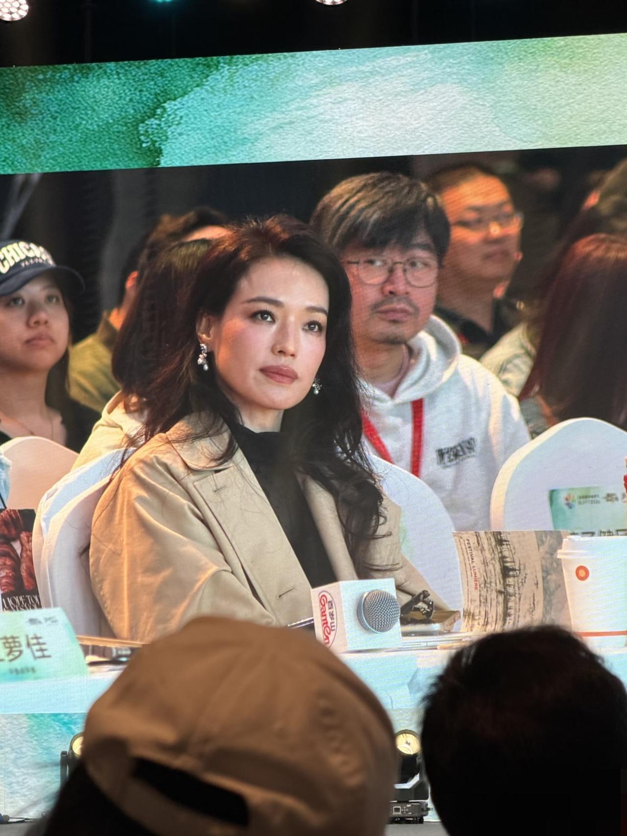 4月17日，舒淇在第十六届北京国际电影节上担任评委工作，近距离下她的脸好红啊，和