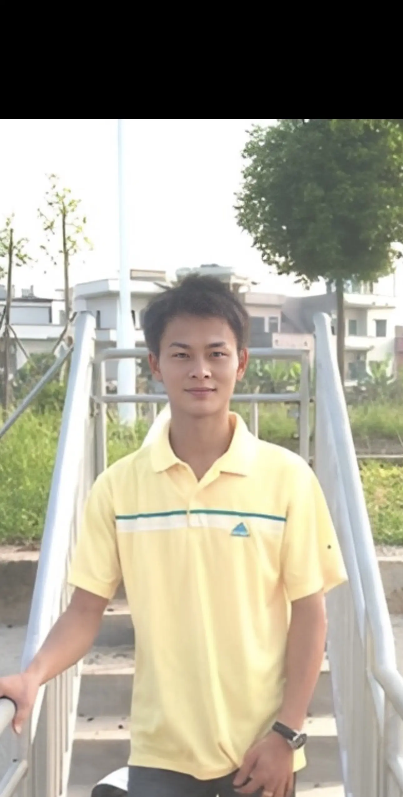 这是以前没有美颜的时候拍的，年轻的时候也是帅锅啊，现在拍照都是靠美颜遮掩了