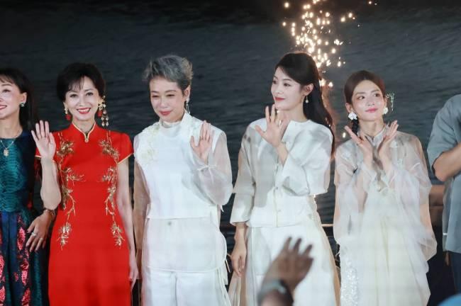 陈丽君女装也很出彩，一副端庄淑女模样，果然好看的人都是又美又帅。