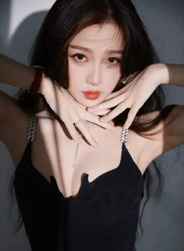 内娱活人，还是资本提线木偶？虞书欣的反网红式走红，打了谁的脸
