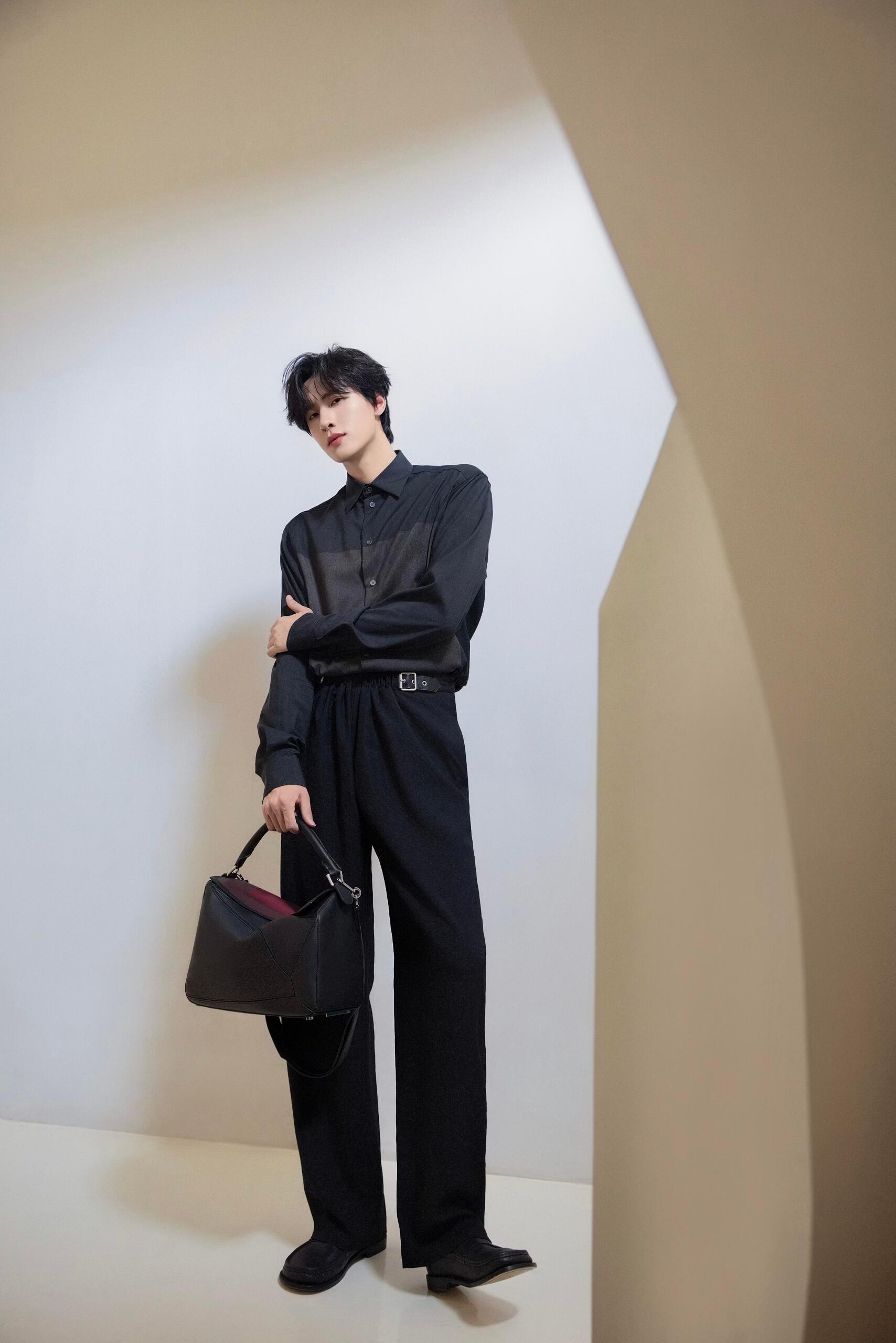 展轩 X LOEWE｜演员展轩今日带来一组罗意威宣传大片，演绎全套Loewe时装